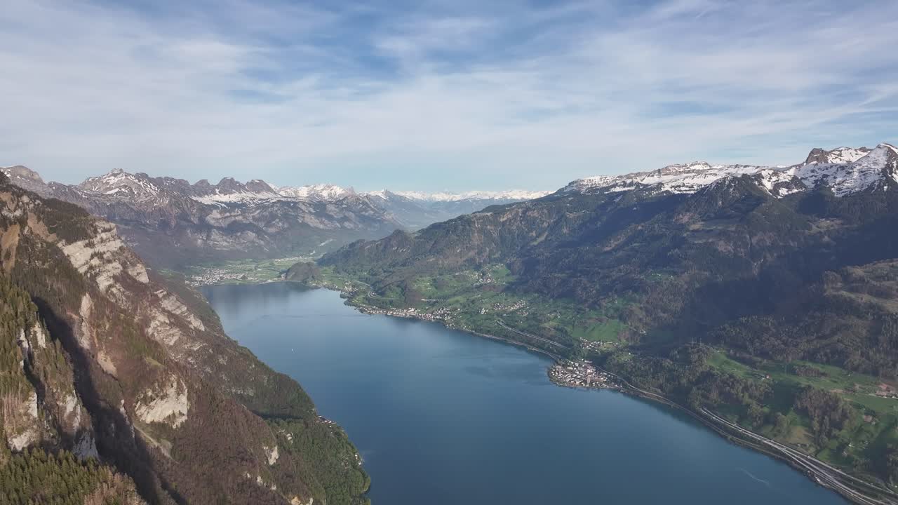 impresionante vista de pájaro del lago walensee en los alpes suizos, rodeado de pintorescos pueblos e imponentes montañas