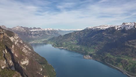 Impresionante-Vista-Panorámica-Del-Lago-Walensee-En-Los-Alpes-Suizos,-Rodeado-De-Pintorescos-Pueblos-E-Imponentes-Montañas.