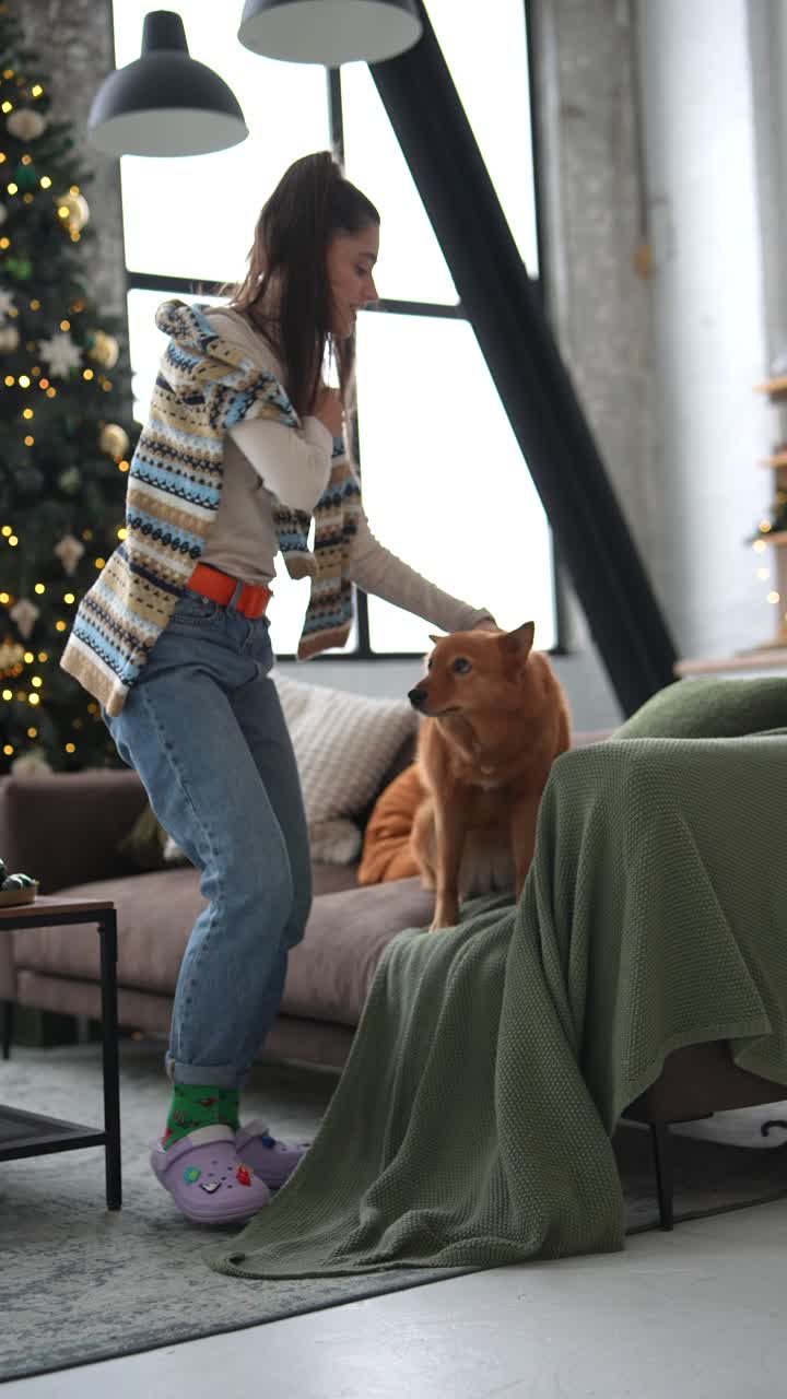 Köpeğiyle Yılbaşı Ağacının Yanındaki Kadın