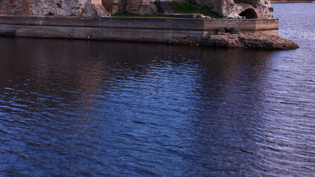 드론 촬영은 아름다운 물 반사와 함께 daugava 강을 따라 koknese 성 폐허를 보여줍니다.