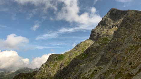 vista de cerca verdaderamente asombrosa del pico krivan en eslovaquia con cielo nublado arriba - tiro de cerca