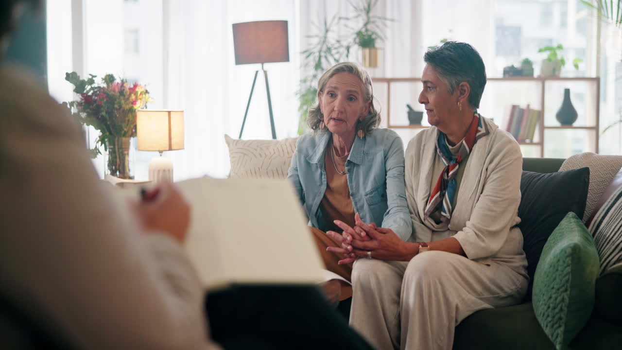 Terapisession med ældre kvinder