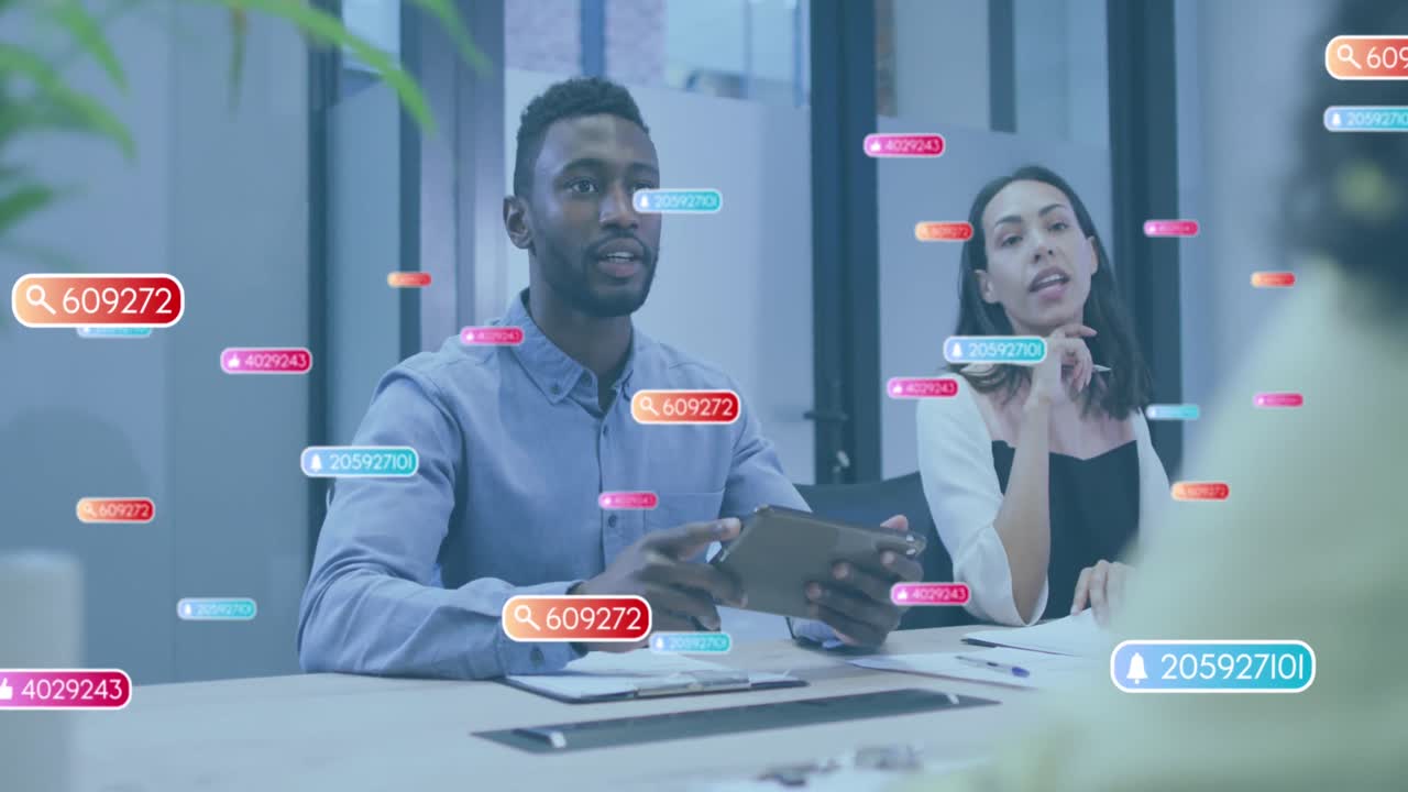 animación de iconos de las redes sociales contra diversos colegas discutiendo en la sala de reuniones de la oficina