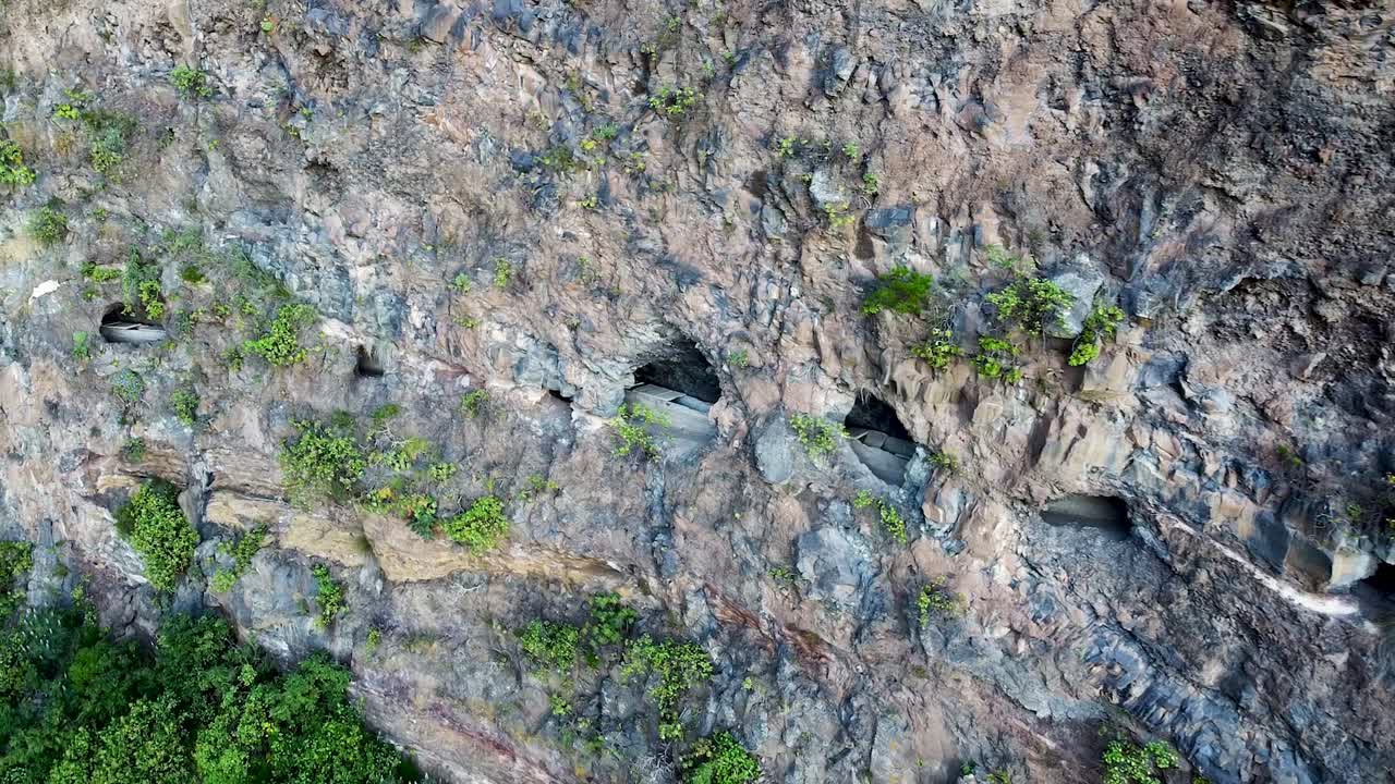 산의 측면 내부에 있는 관개 수로의 공중 드론 보기