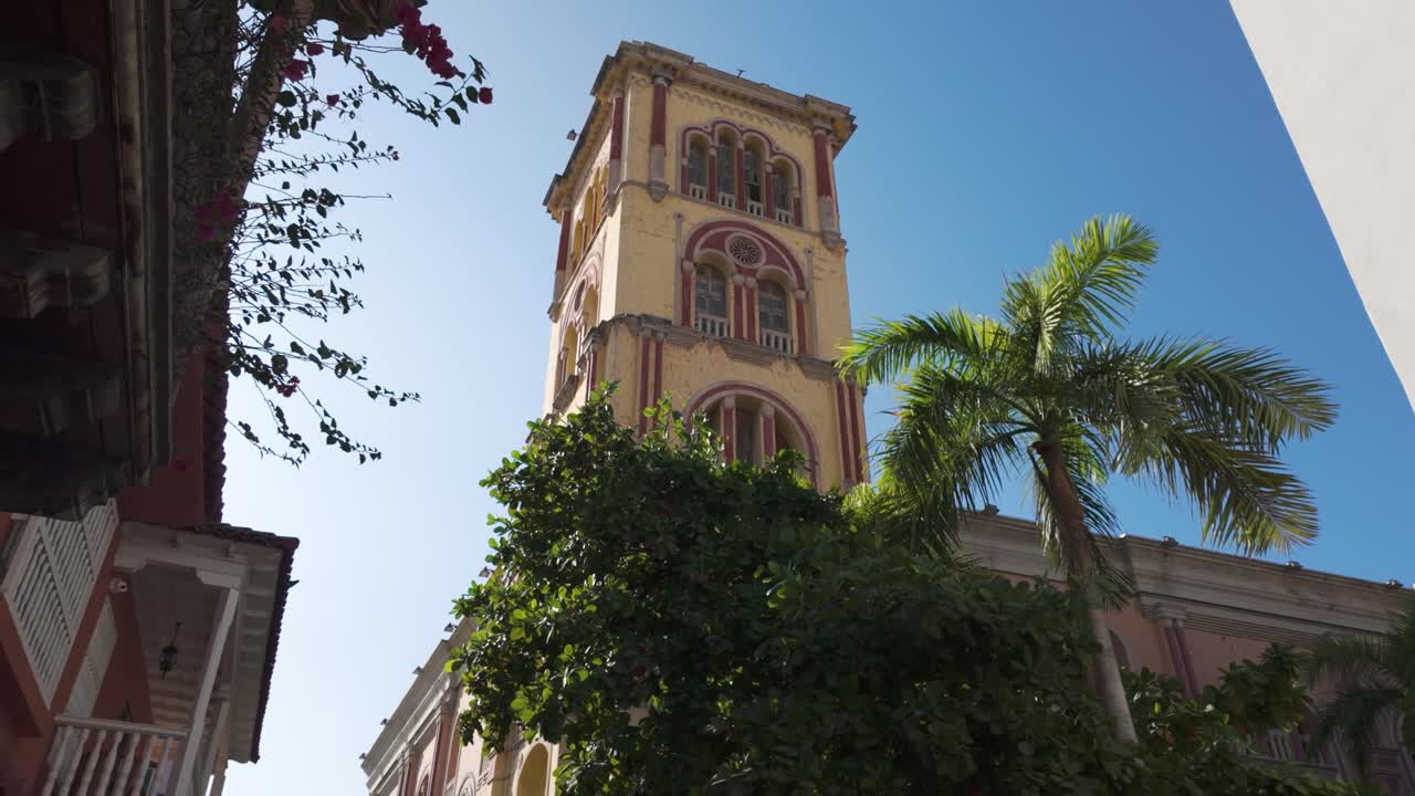 torre del edificio educativo de la universidad de cartagena, colombia, inclinada hacia arriba revela