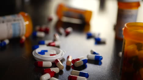 una botella de medicina de farmacia recetada llena de pastillas que caen en cámara lenta