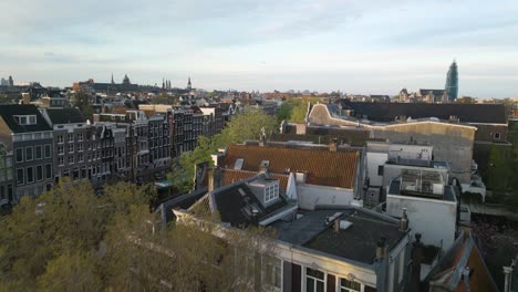 Drone-Volando-Sobre-Casas-Del-Canal-En-Amsterdam,-Países-Bajos