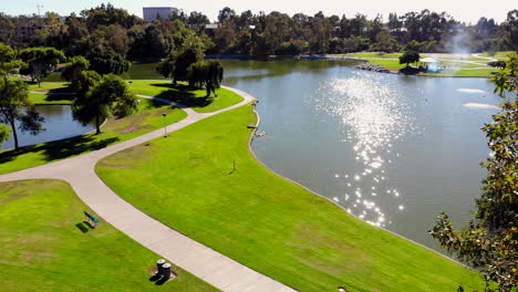 Slow-fly-in-over-trees-and-lake-at-Mason-Regional-park-in-Irvine,-CA-Orange-County-with-4k-DJI-aerial-drone