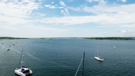 Die-Gewässer-Am-Conanicut-Marina,-Wo-Viele-Boote-Vor-Anker-Liegen