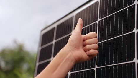 Daumen-Hoch-Für-Die-Umweltfreundliche,-Nachhaltige-Solarpanel-Installation