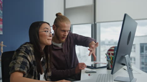 Couple-freelancers-conversation-remote-workplace.-Colleagues-brainstorming