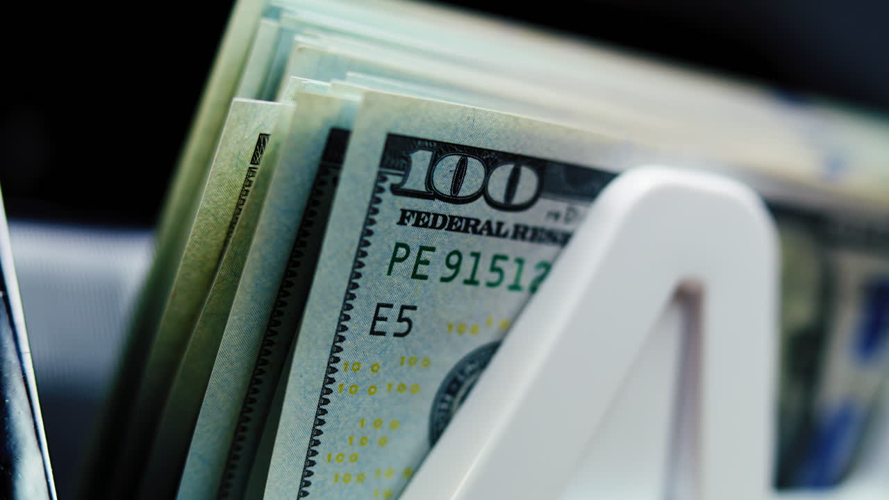 우리 100달러 지폐 한 어리