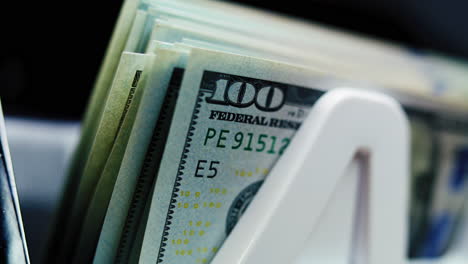 una pila de billetes de cien dólares