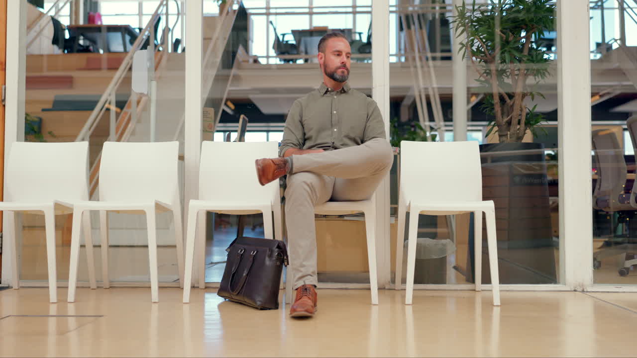 Lavoro, uomo e nervoso per colloquio di lavoro