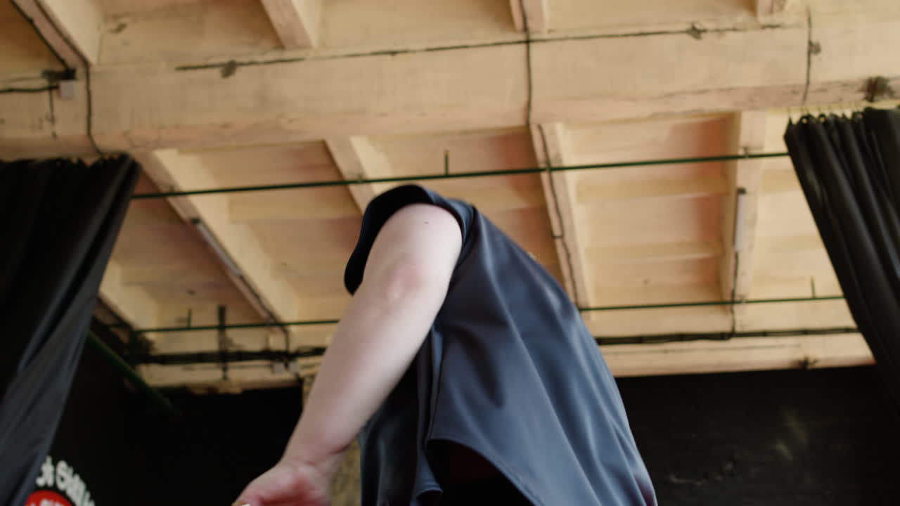 실내에서 춤을 추는 여자들