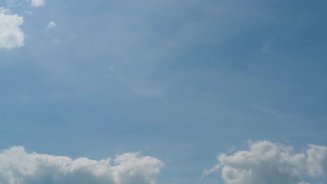 Zeitraffer-Altocumulus-Wolken,-Die-Sich-An-Einem-Sommertag-Vollständig-über-Den-Strahlend-Blauen-Himmel-Bewegen