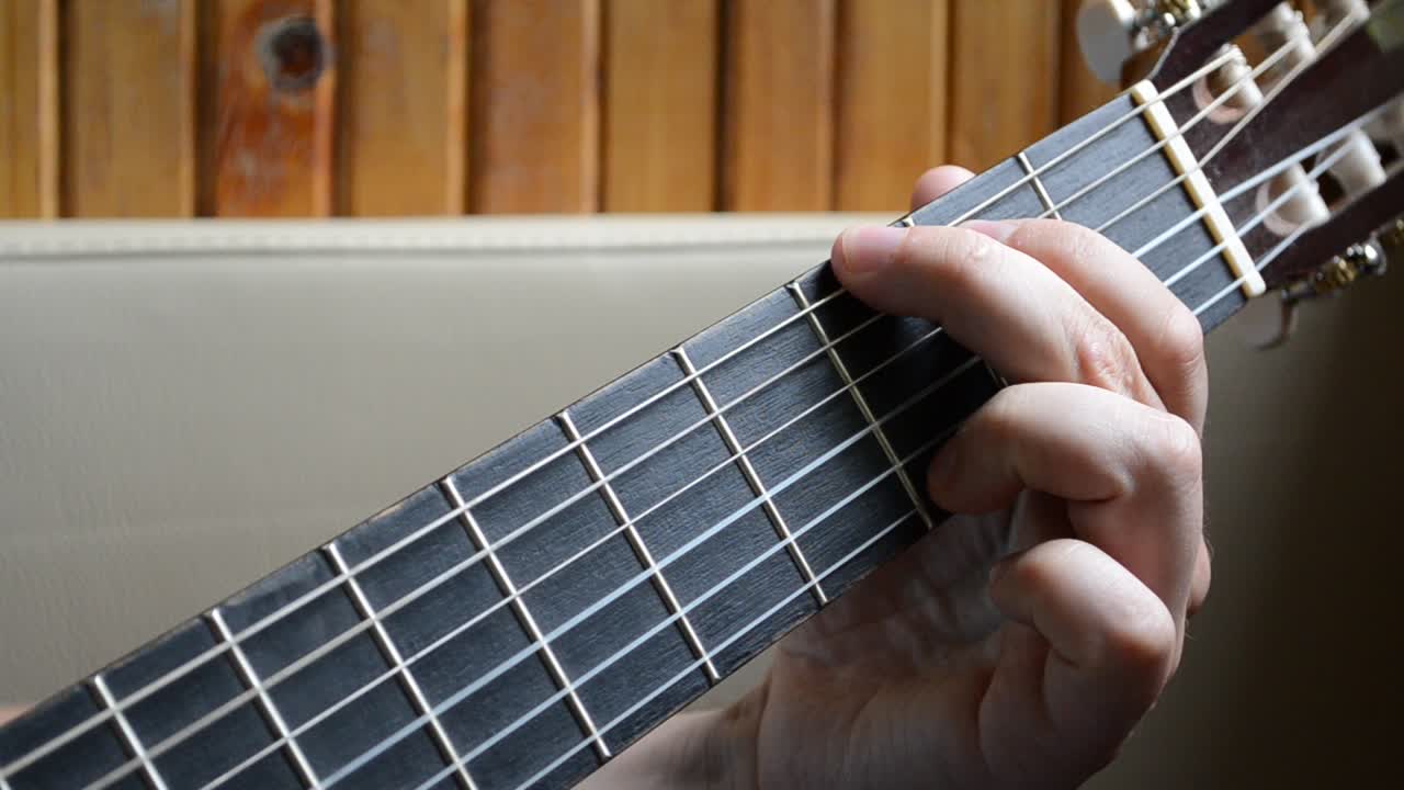Guitarra. Tocando guitarra.