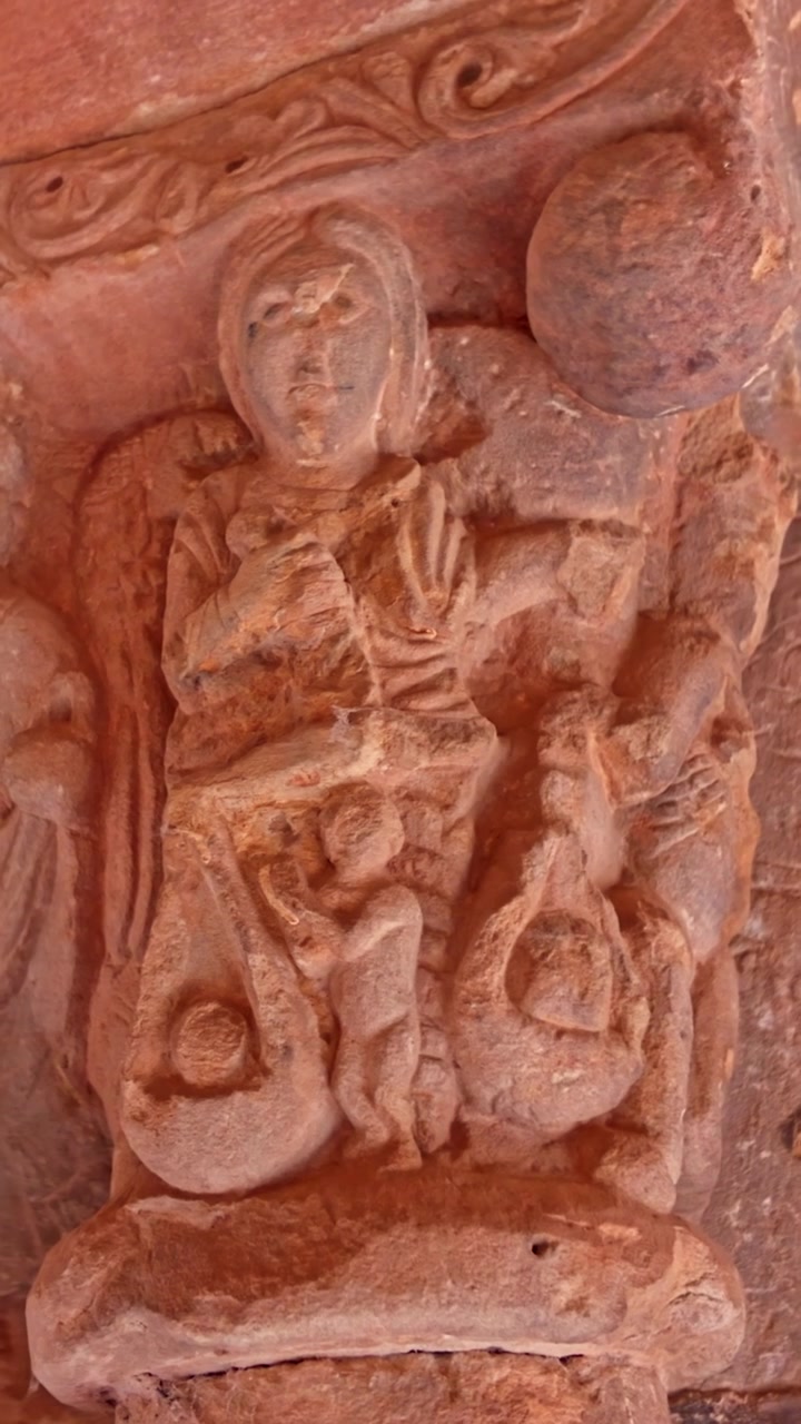 Soria, Spagna, 22 marzo 2026. Capitello scolpito a Soria raffigurante l'Arcangelo San Michele che pesa le anime.