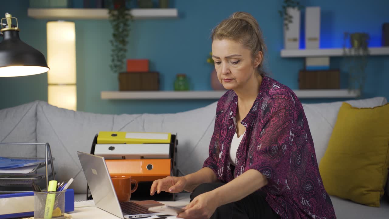 trabajadora de oficina en casa que se toma un descanso de su trabajo.