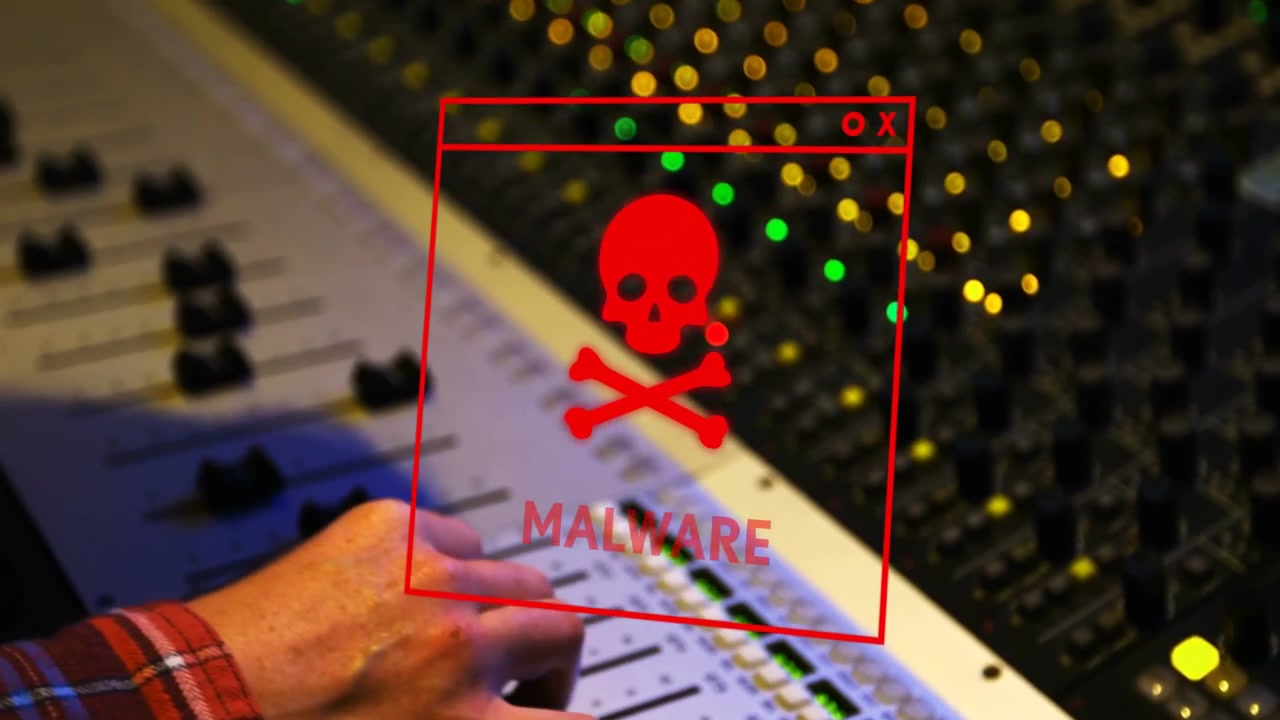 Vertikal video: Kvindelig lydtekniker skubber fadere og mixer, hvilket forårsager malware-glitching over konsolfladen.