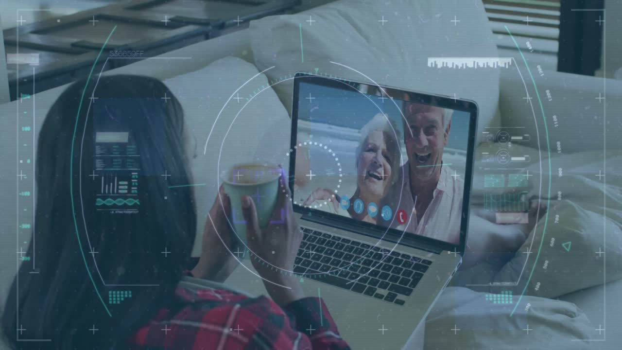 animación de escaneo de alcance y procesamiento de datos sobre una mujer usando una computadora portátil en una videollamada