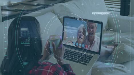 Animación-De-Escaneo-De-Alcance-Y-Procesamiento-De-Datos-Sobre-Una-Mujer-Usando-Una-Computadora-Portátil-En-Una-Videollamada