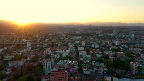 Puesta-De-Sol-Naranja-Vibrante-Sobre-El-Periférico-Sur-De-La-Ciudad-De-México,-Vista-Aérea-Avanzando