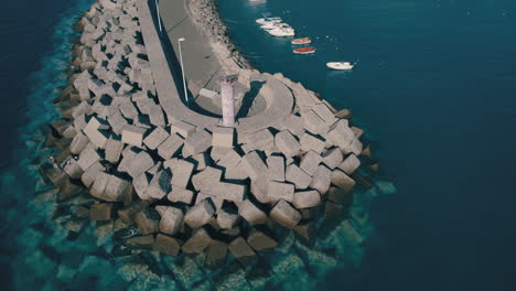 Vista-Aérea-Orbital-Del-Muelle-De-La-Ciudad-De-La-Aldea-De-San-Nicolas,-En-La-Isla-De-Gran-Canaria-Y-En-Un-Día-Soleado