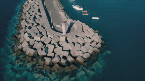vista aérea orbital del muelle de la ciudad de la aldea de san nicolás, en la isla de gran canaria y en un día soleado