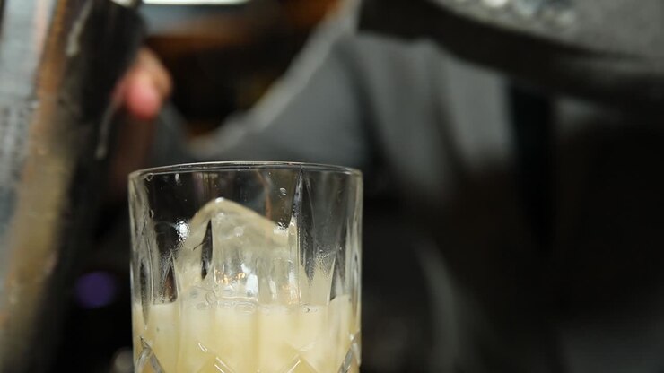 barman a fazer um coquetel.