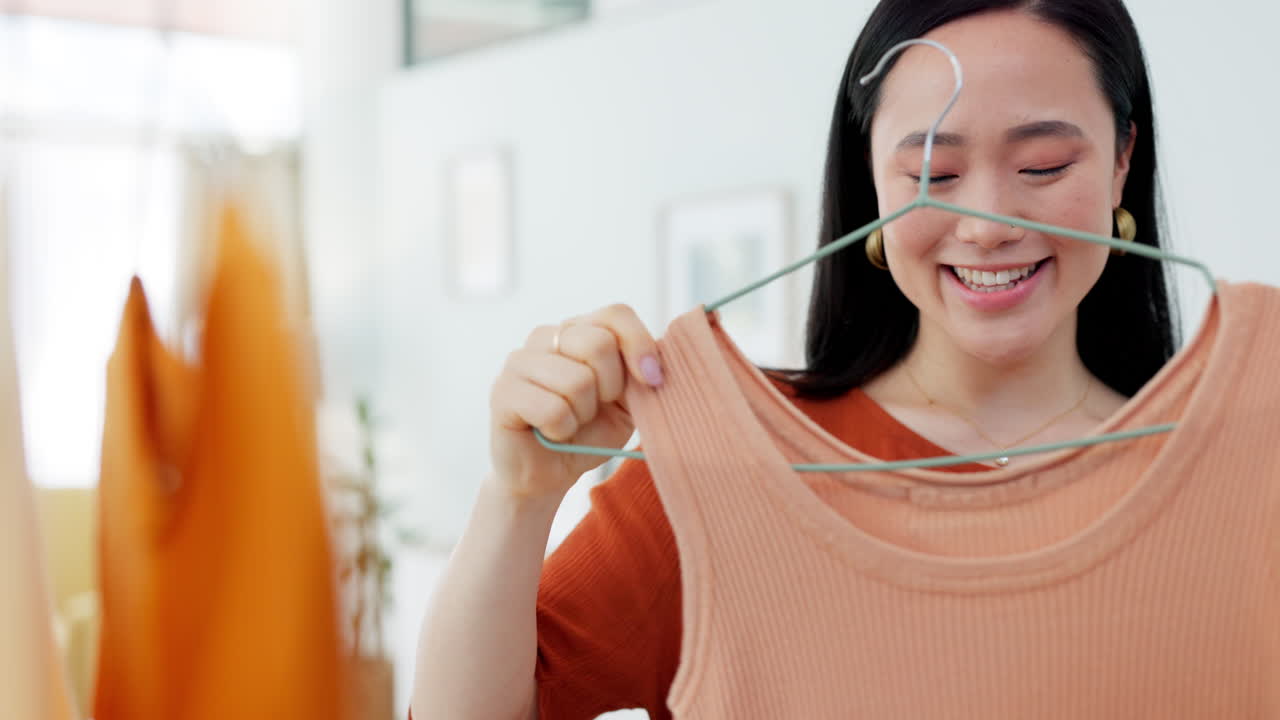 옷장, 아시아인과 침실에서 생각하는 여자