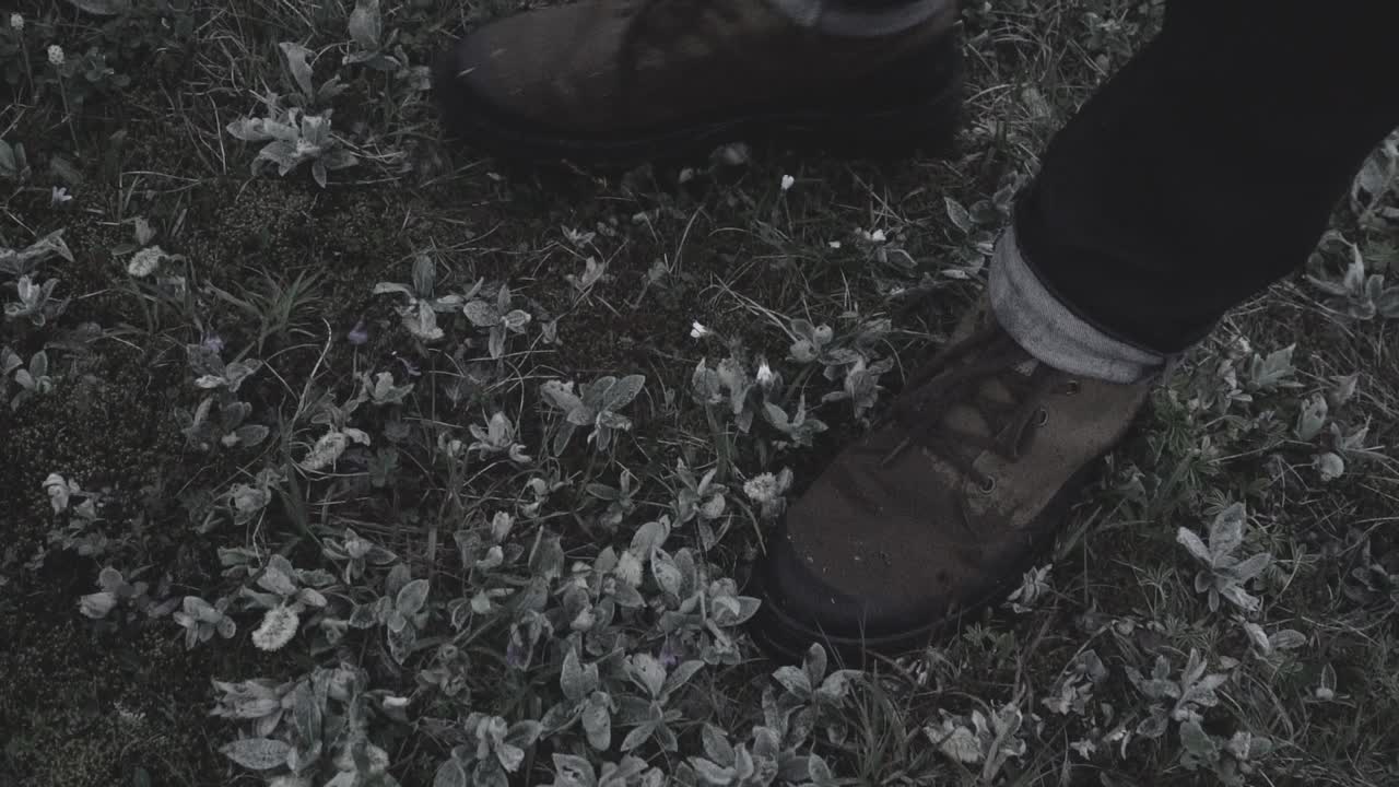 силуэт в заброшенном исландском каньоне в туманном, угрюмом, драматическом пейзаже