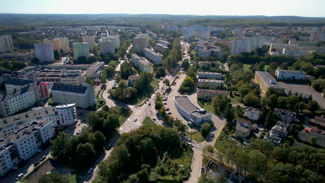 sobrevuelo aéreo del distrito de witomino con bloques de apartamentos de gdynia durante un día soleado, polonia
