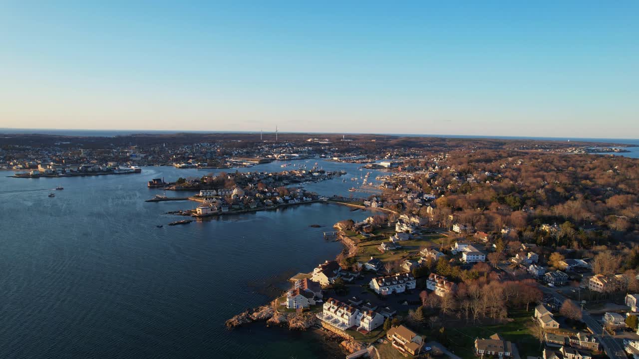 Vista panorámica distante de dron de la bahía de Inner Harbor con zonas de viviendas pobladas, Gloucester, Massachusetts, EE. UU.