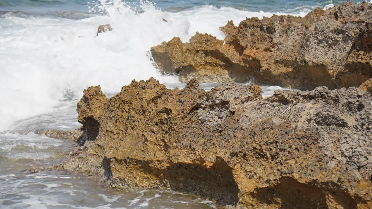 Onde che lambiscono la costa rocciosa dell'isola di Maiorca, Isole Baleari.