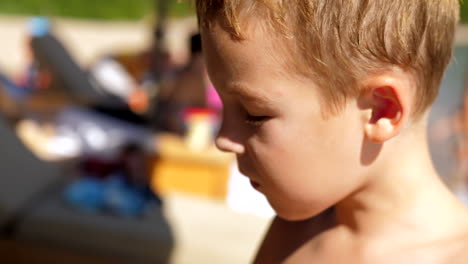 Niño-Comiendo-Papas-Fritas-En-La-Playa