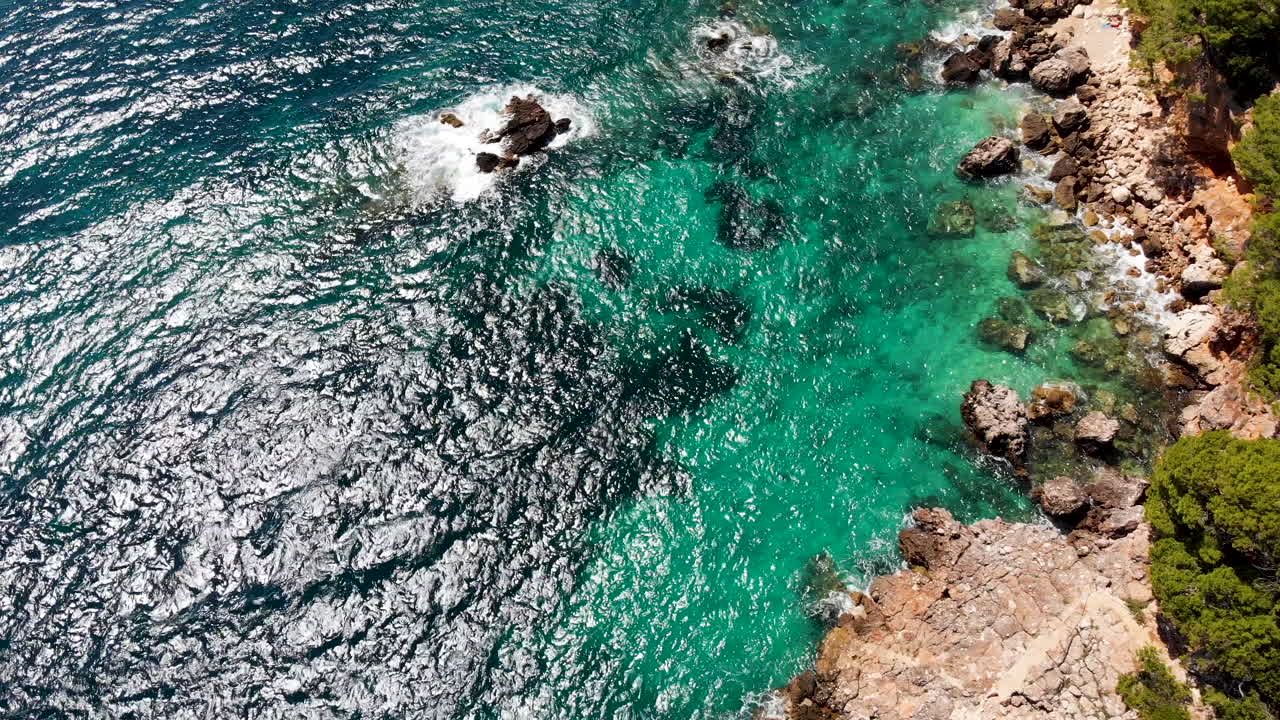 Vista aérea da água da costa espirrando nas rochas no Mar Adriático, Ilha de HVAR, Croácia.