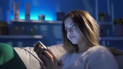 la chica joven está enojada en casa.