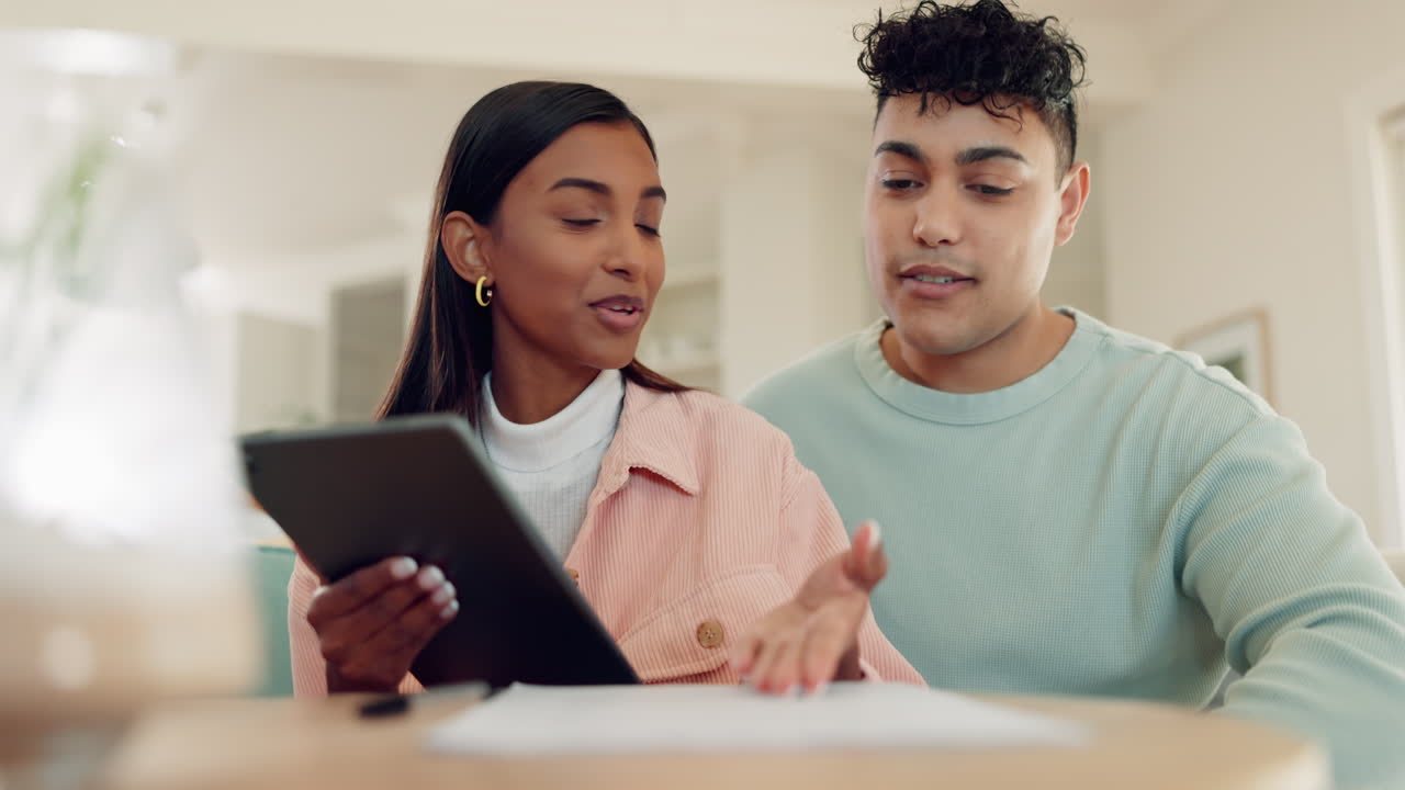 casa, papeleo y pareja con una tableta