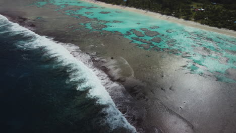 Inclinación-Aérea-Hacia-Arriba-Que-Revela-Una-Playa-Impresionante-Y-Agua-Turquesa-En-La-Playa-De-Yejele,-Isla-Maré