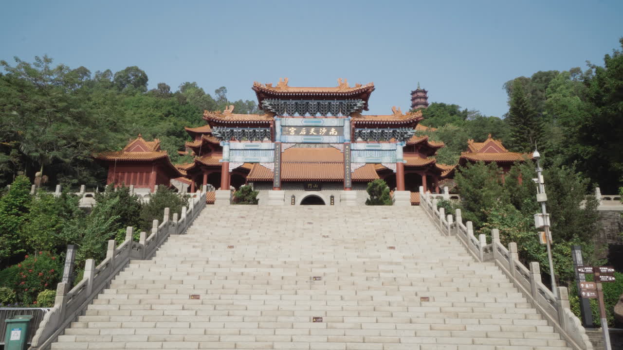 experimente la grandeza del palacio de nansha tin hau mientras nuestra cámara se inclina con gracia hacia arriba, revelando la majestuosa entrada principal del templo de nans ha ma zu.