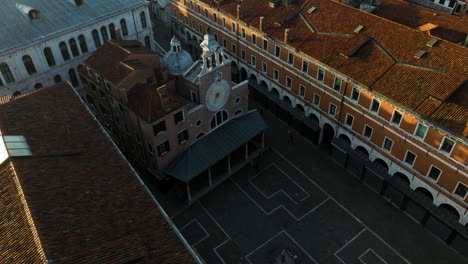 Chiesa-di-San-Giacomo-di-Rialto-During-Sunrise-In-The-Sestiere-of-San-Polo,-Venice,-Northern-Italy