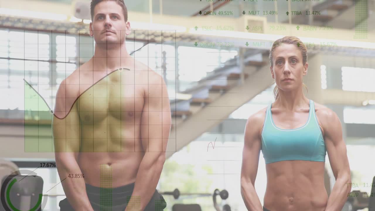 Fitness-Duo hebt Kettlebells beim aufrechten Rudern, mit überlagerten Diagrammen, die die Muskelaktivierung hervorheben.