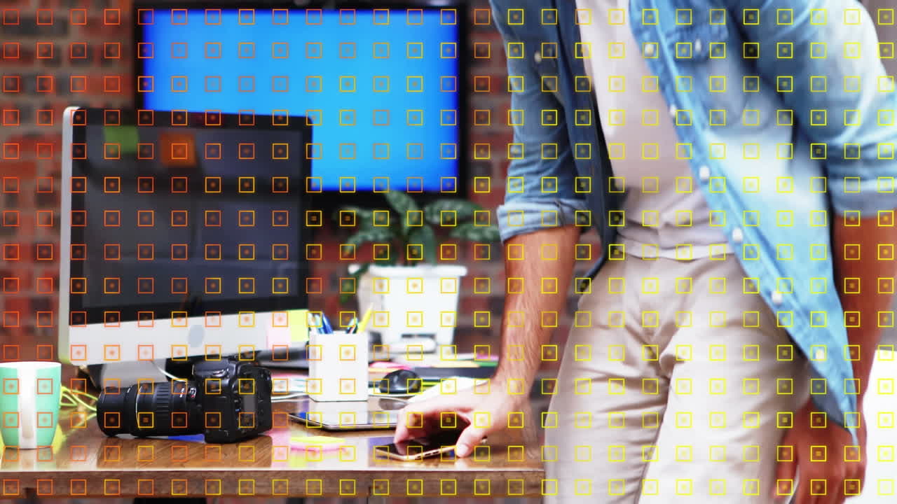 animación de formas rojas caleidoscópicas moviéndose sobre sobre hombre de negocios en la oficina