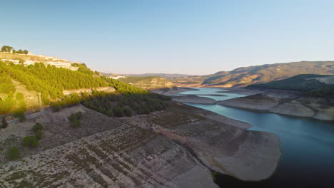 Drohne-Fliegt-Seitwärts-über-Dem-Stausee-Von-Iznájar,-Córdoba,-Spanien