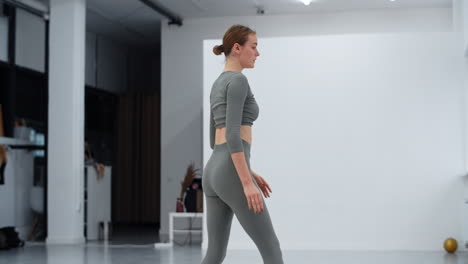 mujer estirándose en un estudio