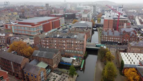 Canal-De-Nottingham-Inglaterra-Y-Puentes-De-Carretera,-Imágenes-Aéreas-De-Drones-Vibrantes-Colores-Otoñales