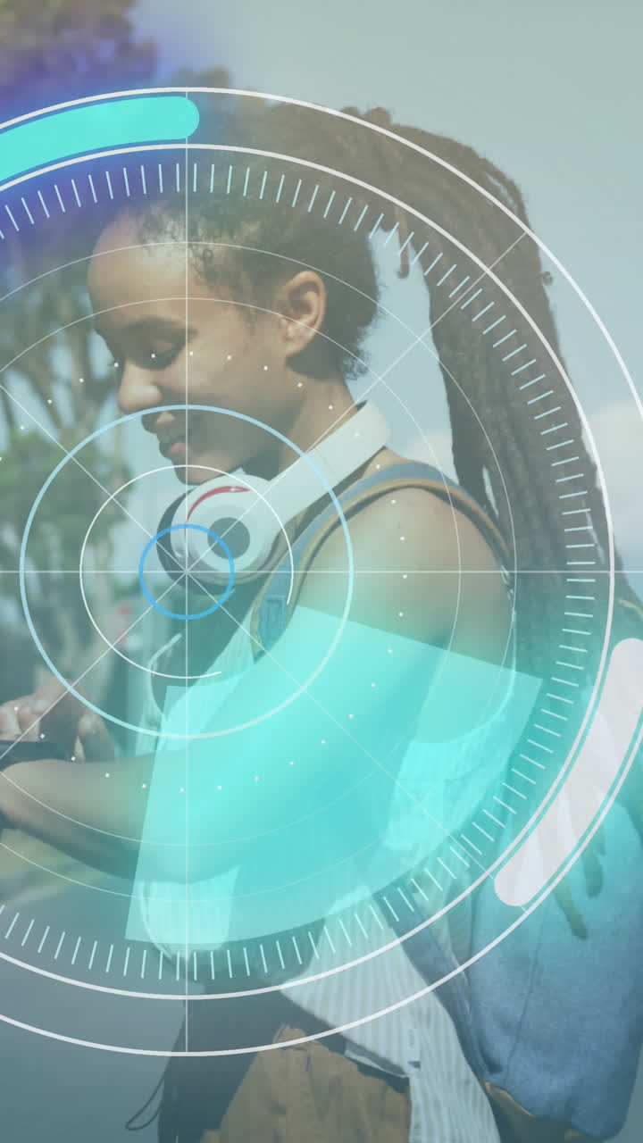 escáner redondo de neón contra el retrato de una mujer afroamericana usando su reloj inteligente en la calle