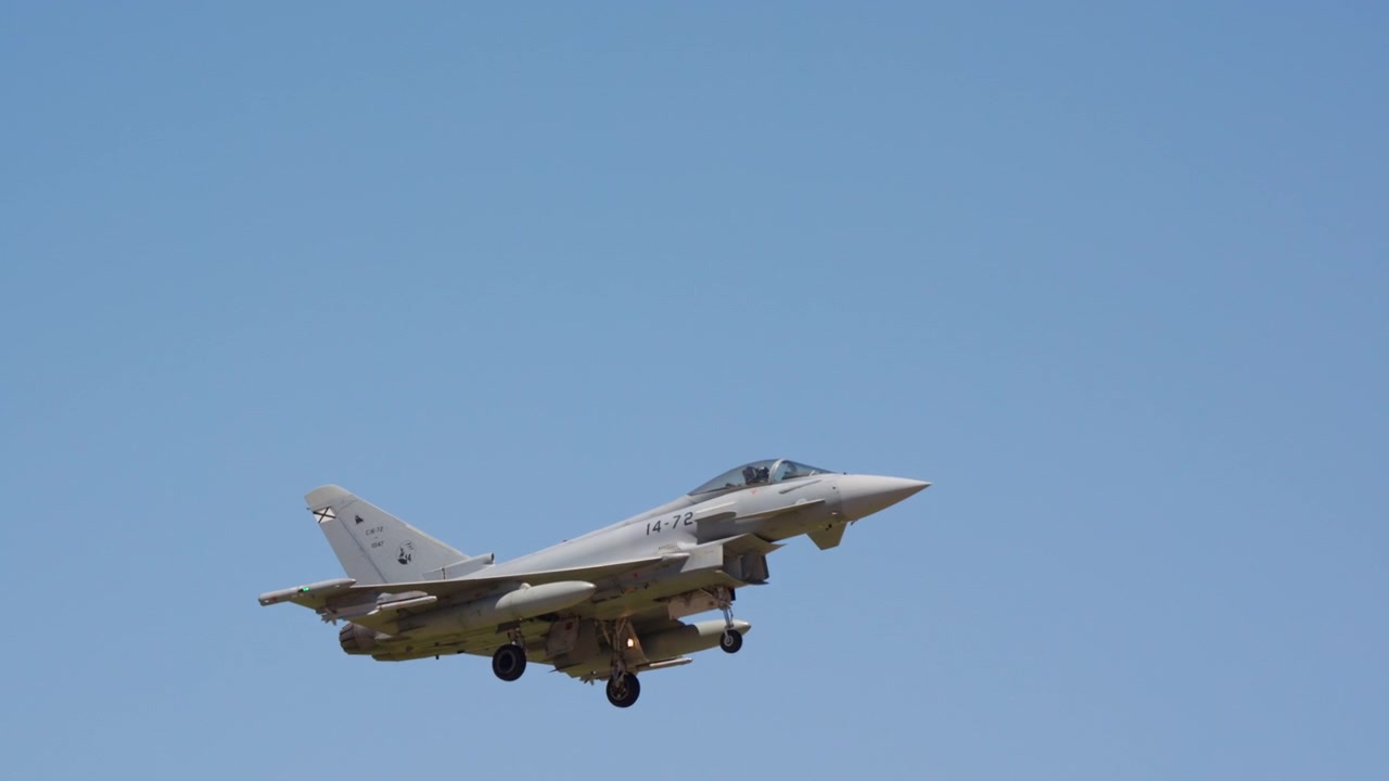 İniş Takımları Açık Son Yaklaşmada Askeri Jet