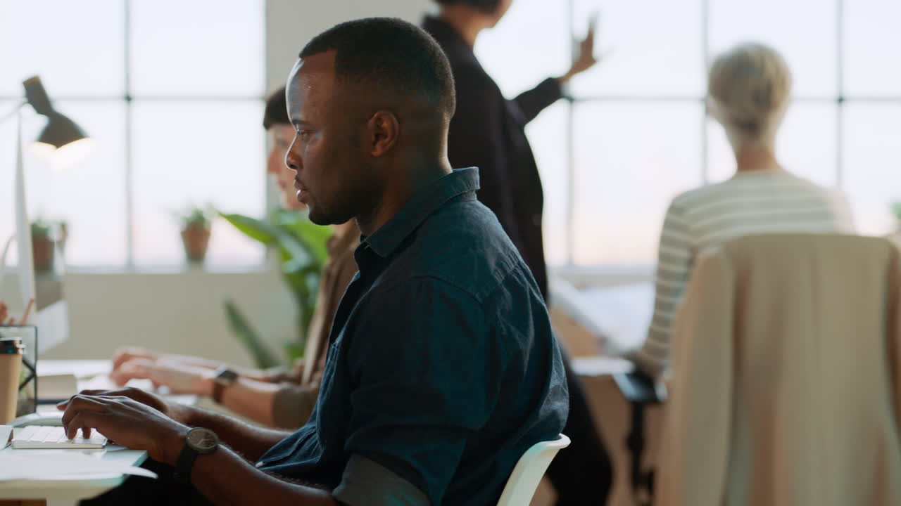 hombre de negocios africano, computadora